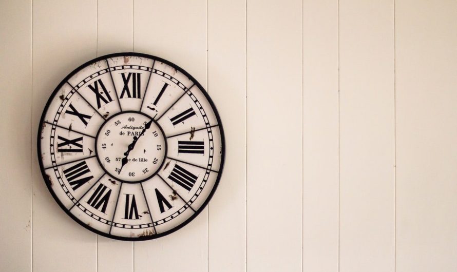 Où installer une horloge murale industrielle dans une maison ?