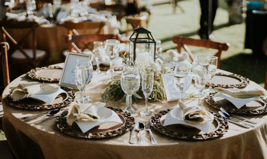 Que retrouve-t-on généralement sur une table de mariage bien dressée ?